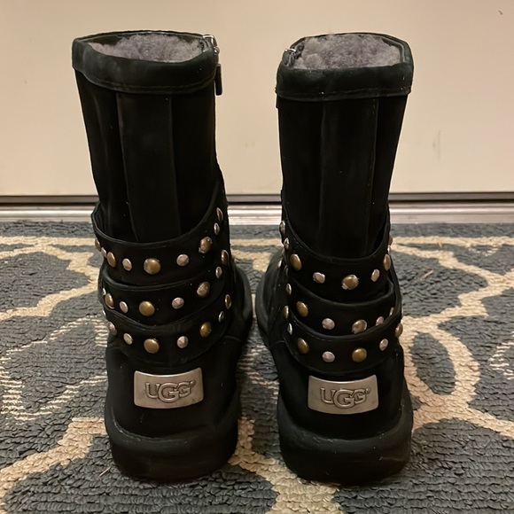 Black UGG boot size 7 - Picture 2 of 4